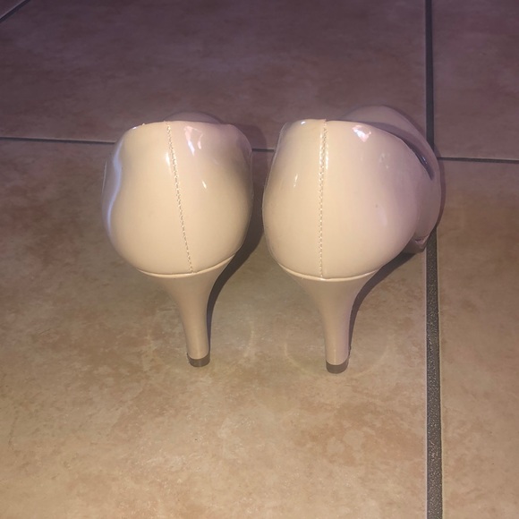 Cute cream heels - Picture 2 of 3